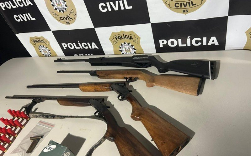 Rifles achados em residência no bairro Mato Queimado, em Gramado