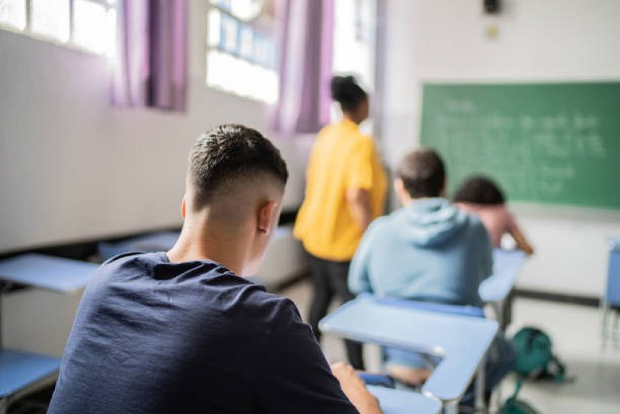 Após adiamento, ano letivo começa na rede estadual; algumas escolas já enfrentam falta de professores