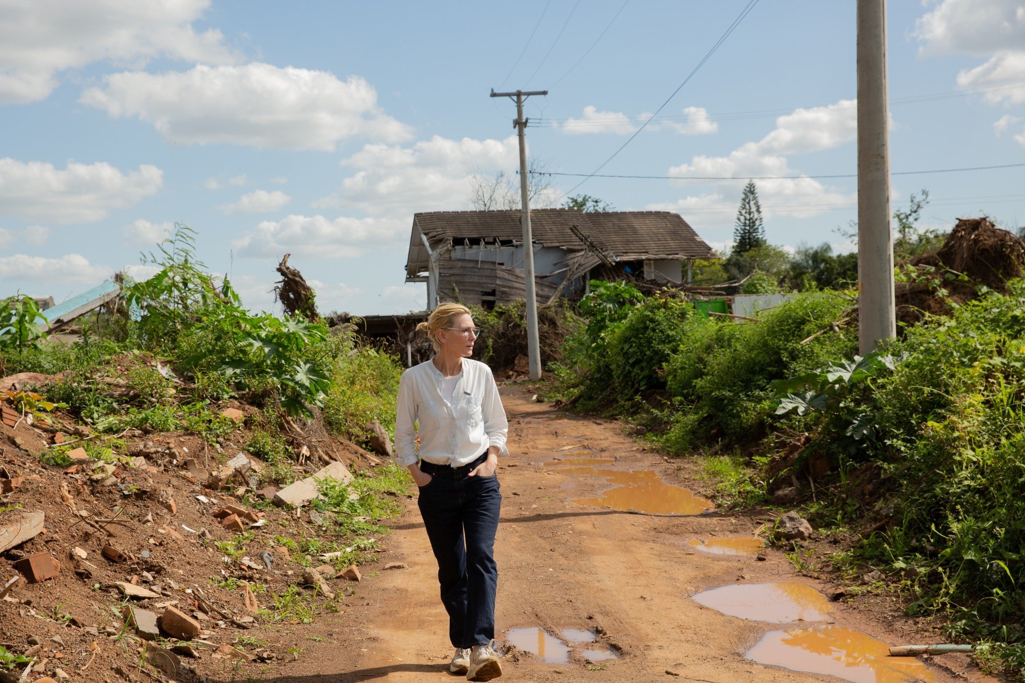 Cate Blanchett visita cidades atingidas pelas enchentes e se reúne com governador do Rio Grande do Sul