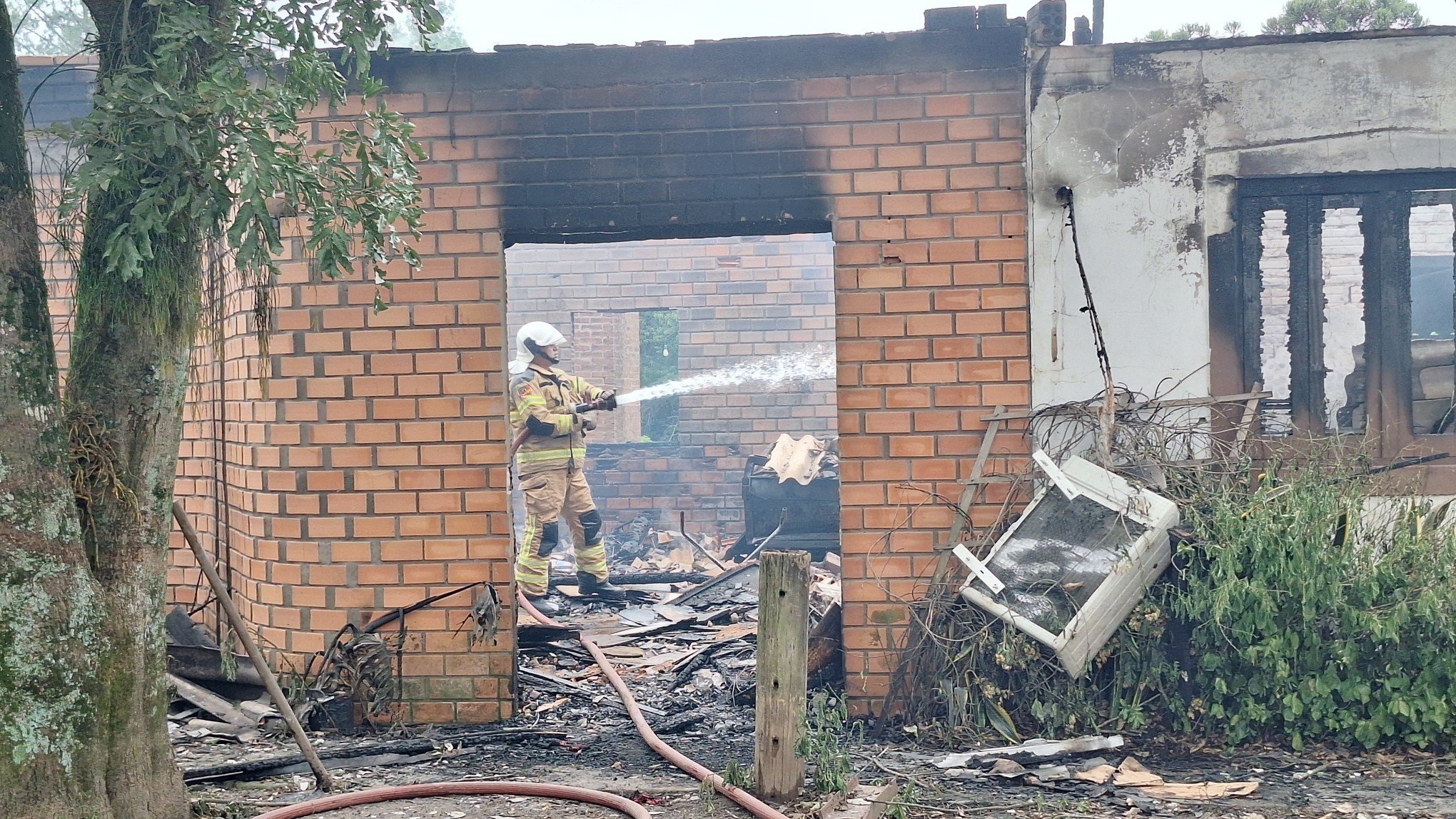 Saiba o que aconteceu com homem que incendiou a própria casa e provocou acidente com filha de 12 anos na carona