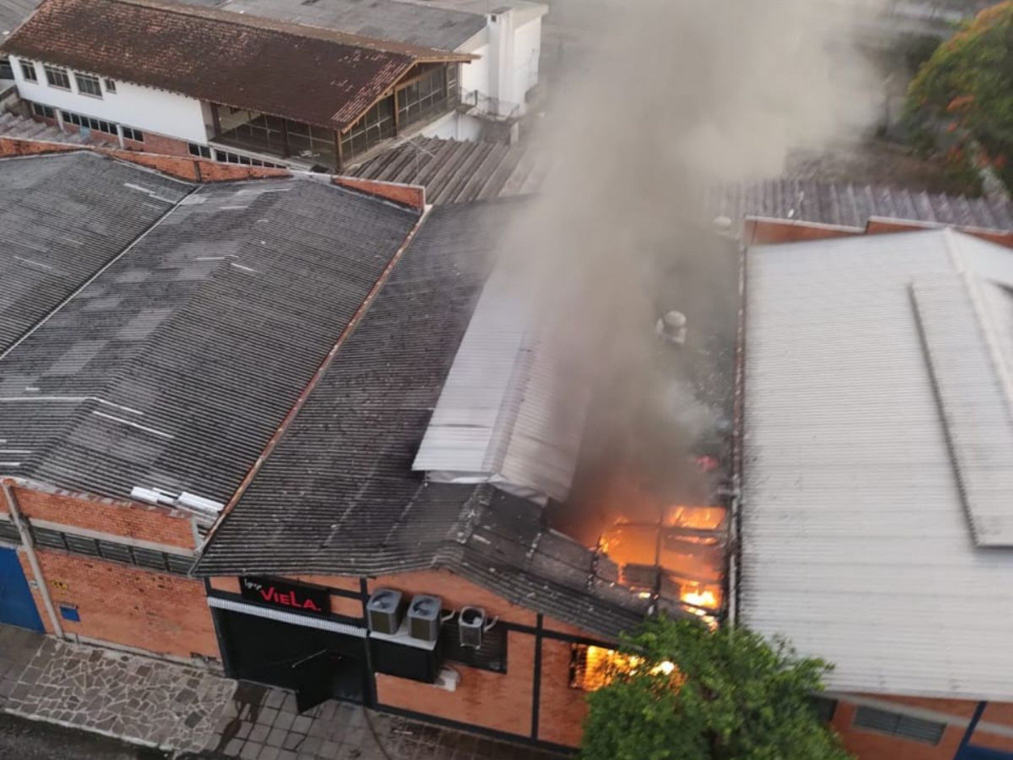 VÍDEO: Incêndio atinge igreja no início desta quinta-feira em Novo Hamburgo