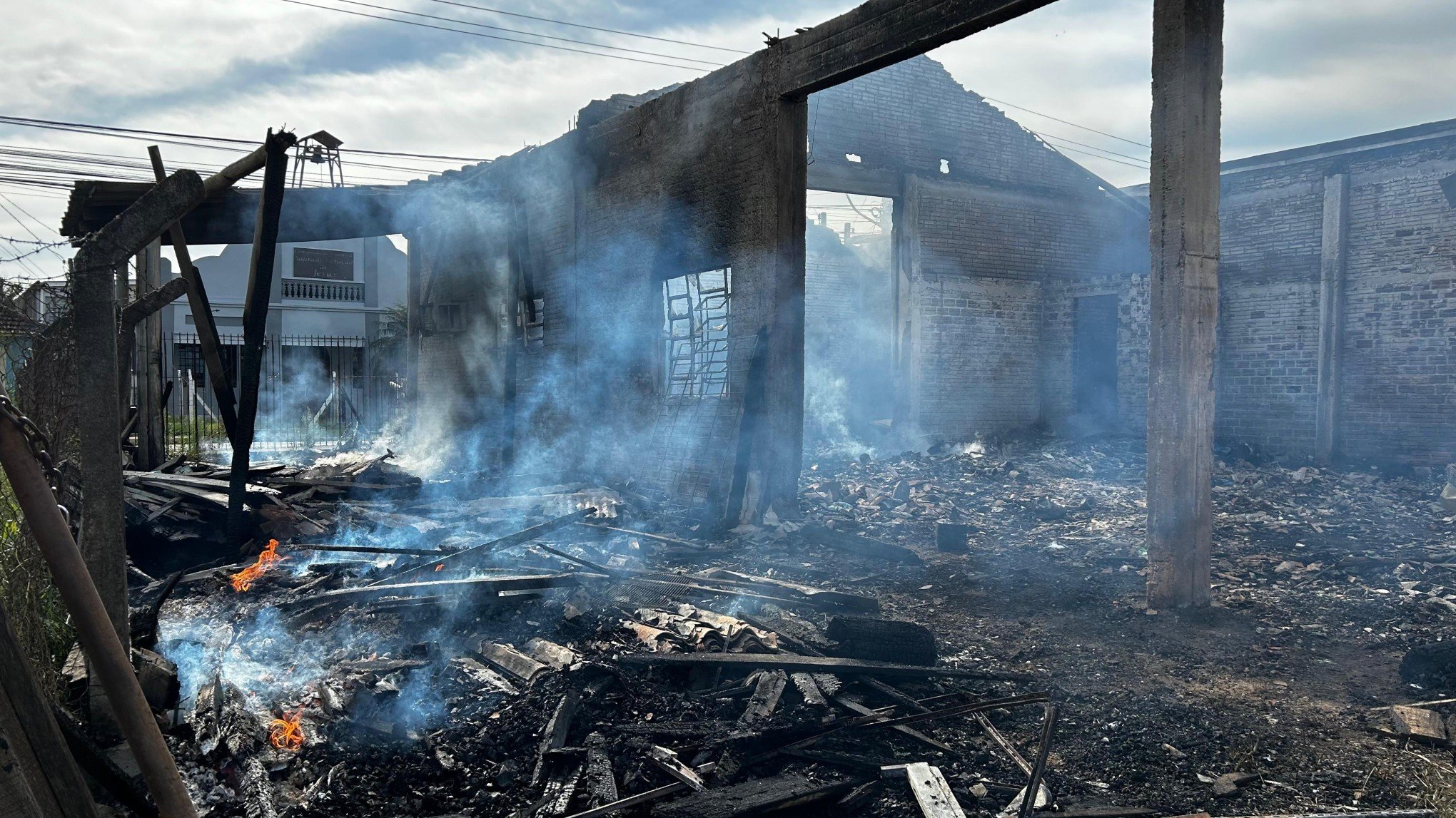 VÍDEO: Incêndio de grandes proporções destrói depósito de antiga madeireira em São Leopoldo