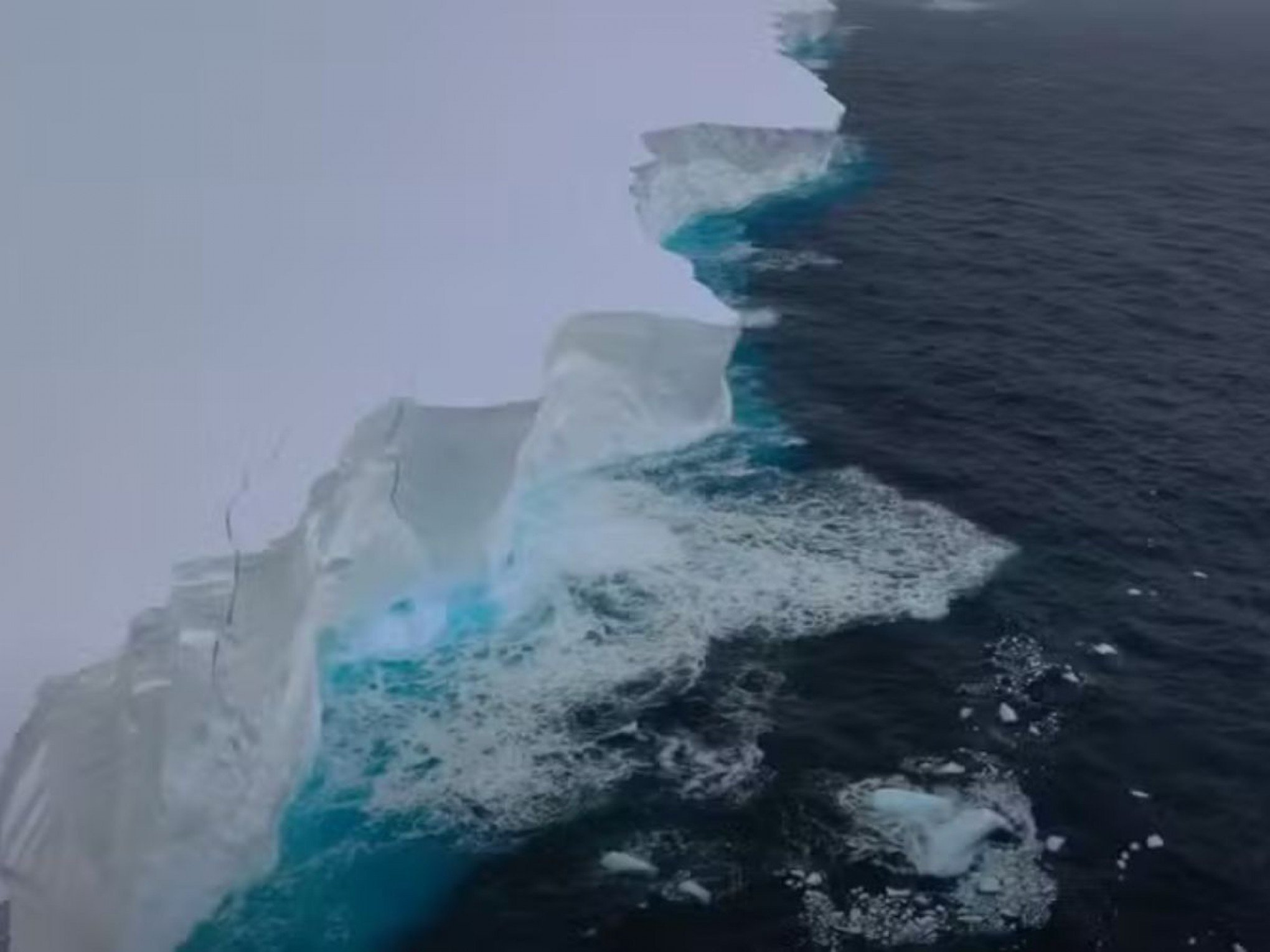 O que pode acontecer com maior e mais antigo iceberg do mundo que passou a se mover após décadas encalhado