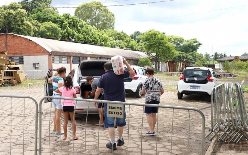 Entrega de cestas básicas a contemplados pelo Pix SOS RS em Esteio