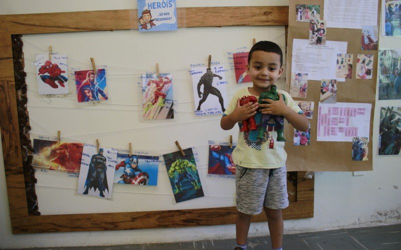Lorenzo Schuler Garcia, 4, feliz com seus bonecos  | abc+