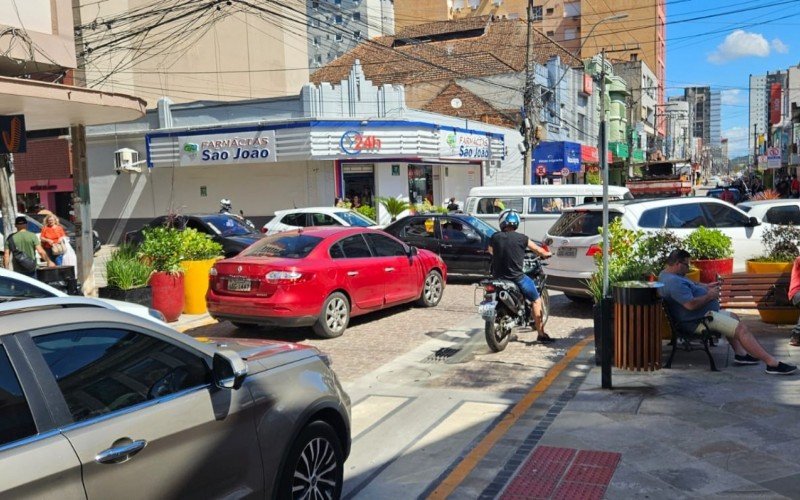 Bloqueio na Rua Independência, na esquina com a Rua João Neves da Fontoura, causou lentidão no trânsito do Centro na tarde desta sexta-feira (20)