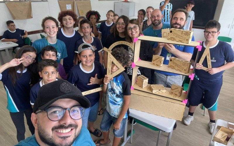 Projeto Recriar Canoas, do IFRS Canoas, entregou kits de matemática para escolas municipais e estaduais