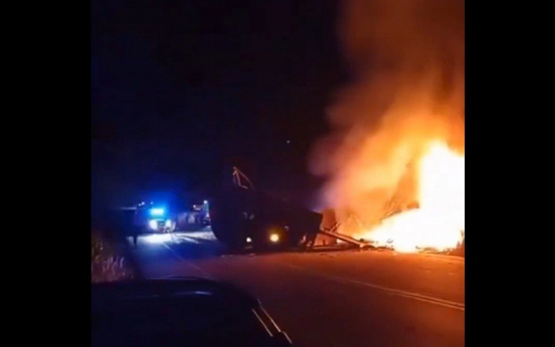 Acidente mata 22 pessoas em colisão entre carro, ônibus e carreta em Minas Gerais | abc+