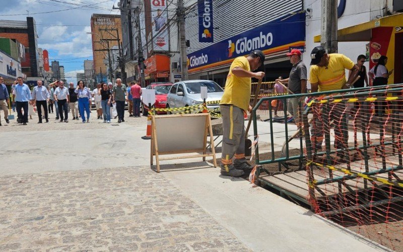 Entrega das primeiras quadras da revitalização da Rua Independência - caminhada por todo o trecho da obra