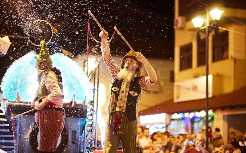 Desfile leva alegria e muita luz para as ruas de Dois Irmãos | abc+