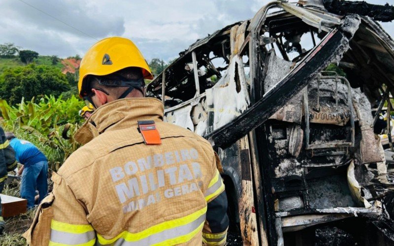 Dezenas de pessoas morrem em acidente entre ônibus, caminhão e carro, na BR-116, em Minas Gerais
