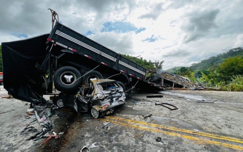 Dezenas de pessoas morrem em acidente entre ônibus, caminhão e carro, na BR-116, em Minas Gerais