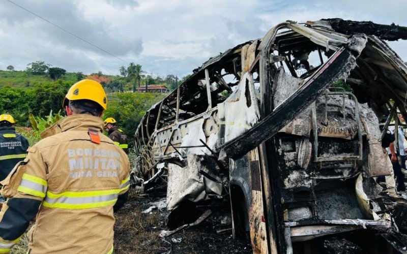 Dezenas de pessoas morrem em acidente entre ônibus, caminhão e carro, na BR-116, em Minas Gerais