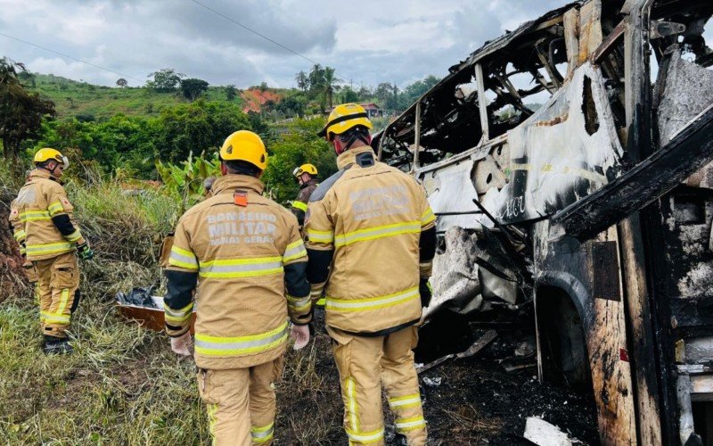 Dezenas de pessoas morrem em acidente entre ônibus, caminhão e carro, na BR-116, em Minas Gerais