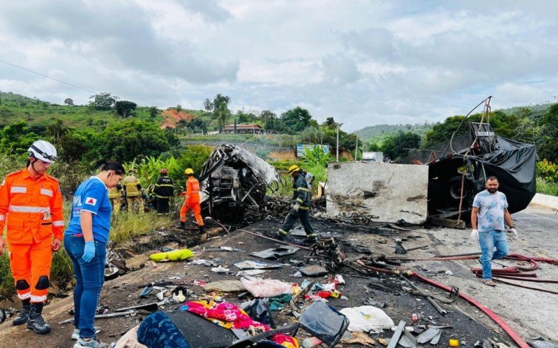Dezenas de pessoas morrem em acidente entre ônibus, caminhão e carro, na BR-116, em Minas Gerais | abc+