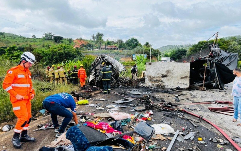 Dezenas de pessoas morrem em acidente entre ônibus, caminhão e carro, na BR-116, em Minas Gerais | abc+