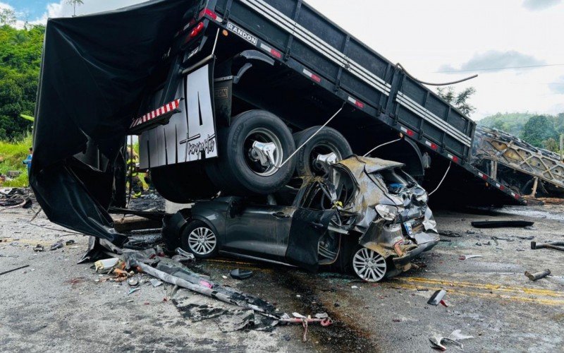 Dezenas de pessoas morrem em acidente entre ônibus, caminhão e carro, na BR-116, em Minas Gerais