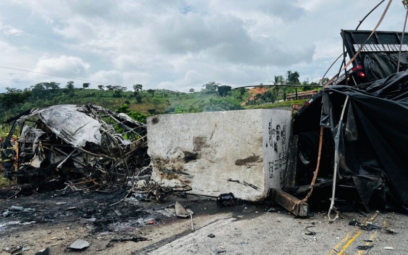 Dezenas de pessoas morrem em acidente entre ônibus, caminhão e carro, na BR-116, em Minas Gerais