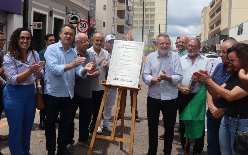 Placa foi descerrada na entrega das primeiras quadras da Rua Independência, na sexta-feira (20)