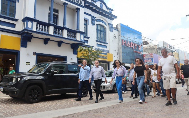 Entrega das primeiras quadras da revitalização da Rua Independência - caminhada por todo o trecho da obra