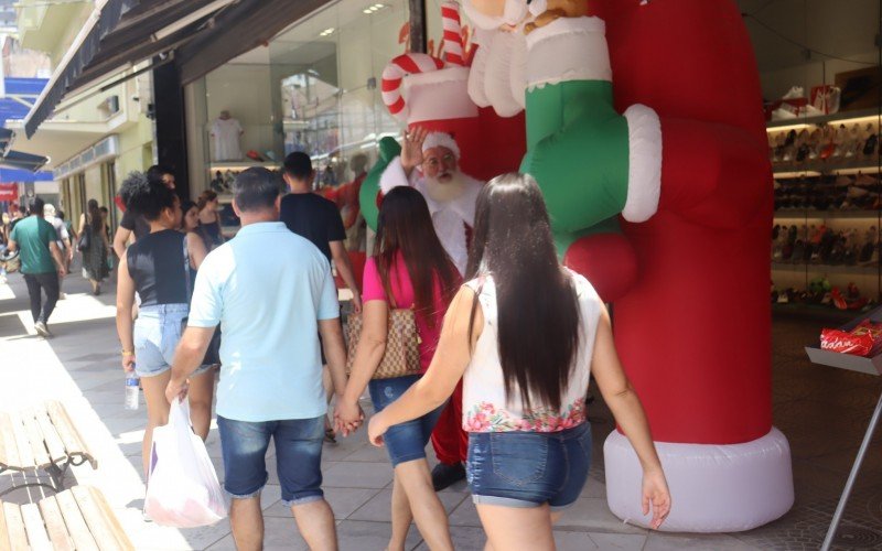 Loja apostou na presença do Papai Noel neste sábado (21), de grande movimento no Centro 