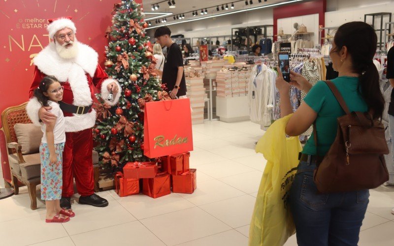 Joiciana aproveitou o sábado para fazer compras de Natal, e levou a filha Ana Rita para fazer uma foto com o Papai Noel