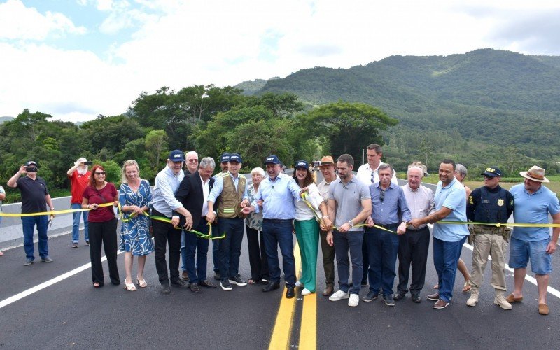 Descerramento da fita marcou ato de abertura da ponte sobre o Rio Caí  | abc+