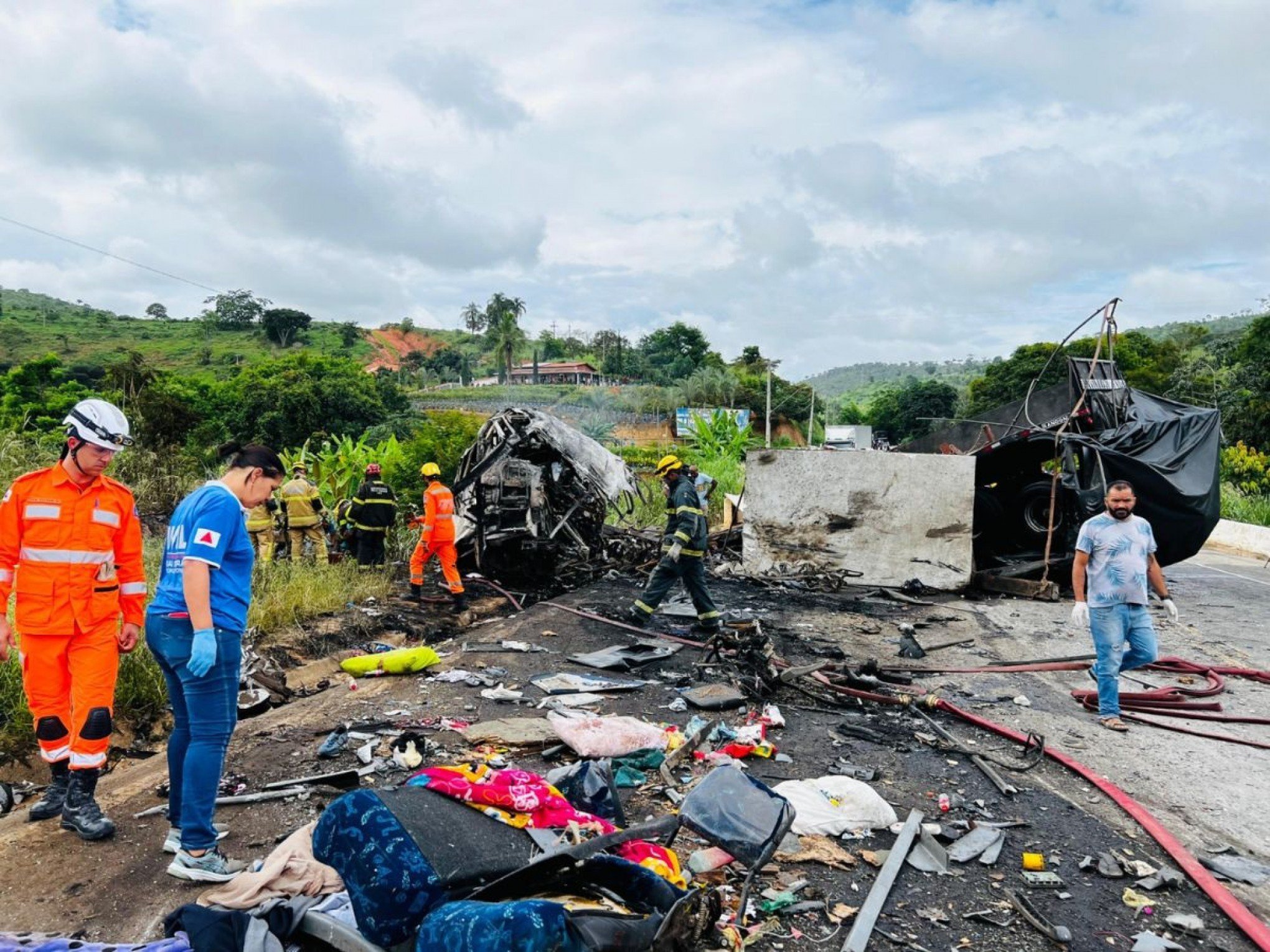 PRF confirma 37 mortes no acidente em MG; maioria dos corpos estava totalmente carbonizada