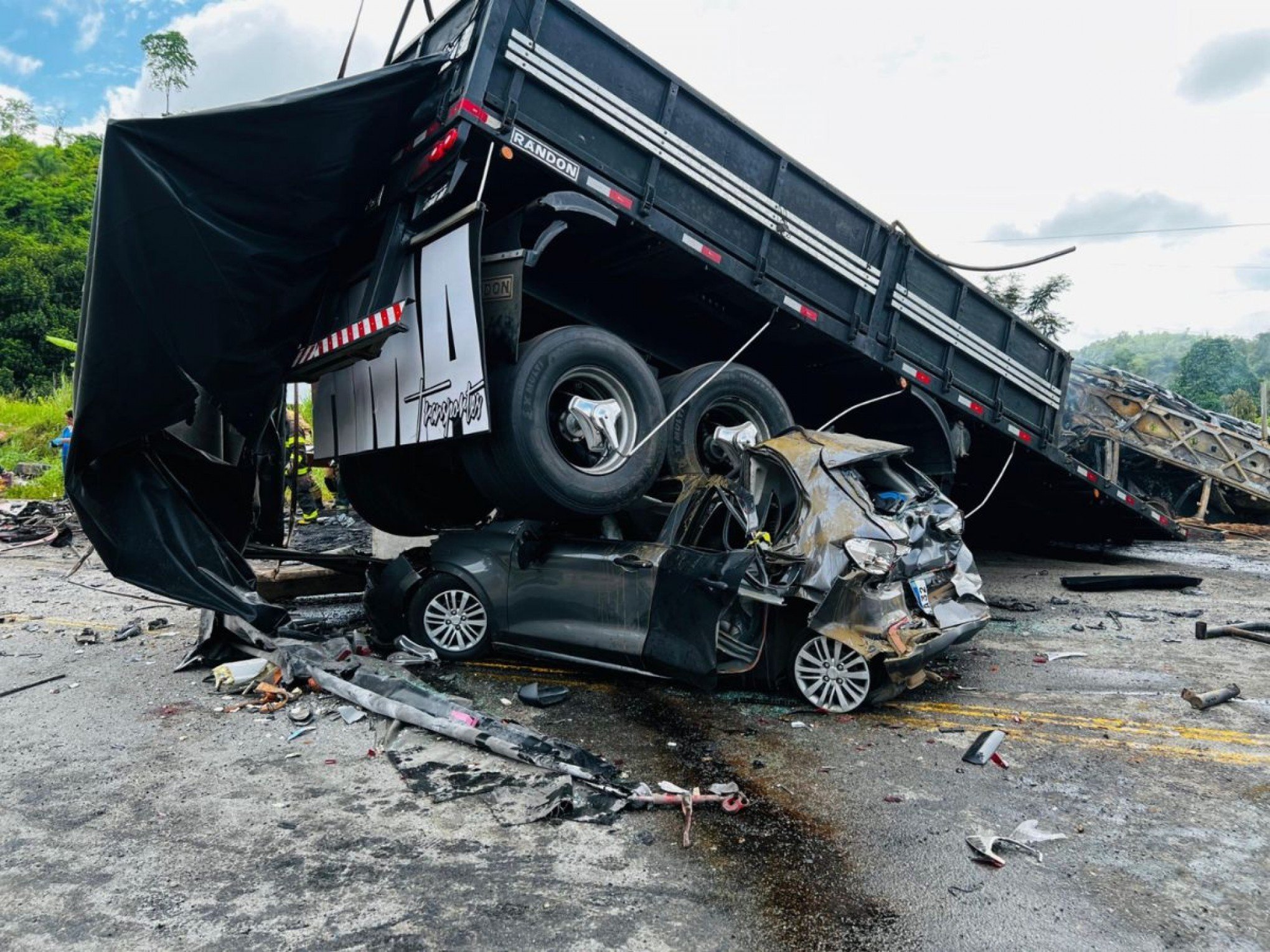 BR-116: Aumenta número de mortos em acidente com carro, ônibus e caminhão em Minas Geais