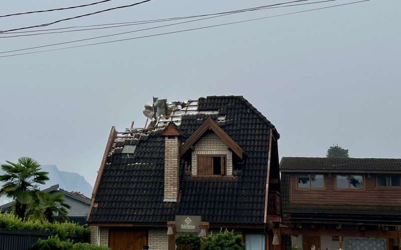 Prédio atingido por avião que caiu em Gramado