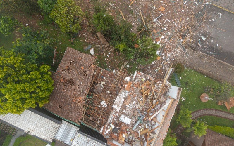 Imagem aérea mostra local atingido por avião que caiu neste domingo em Gramado | abc+