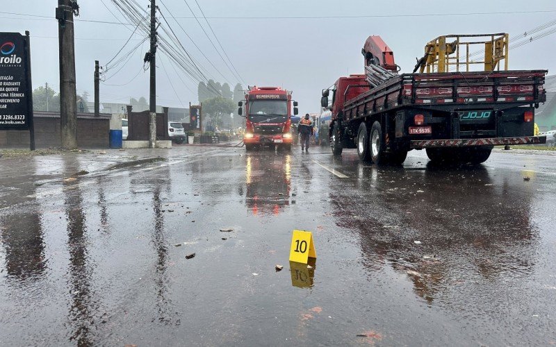 Perícia trabalha no local da queda de avião, perto da Avenida das Hortênsias, em Gramado | abc+