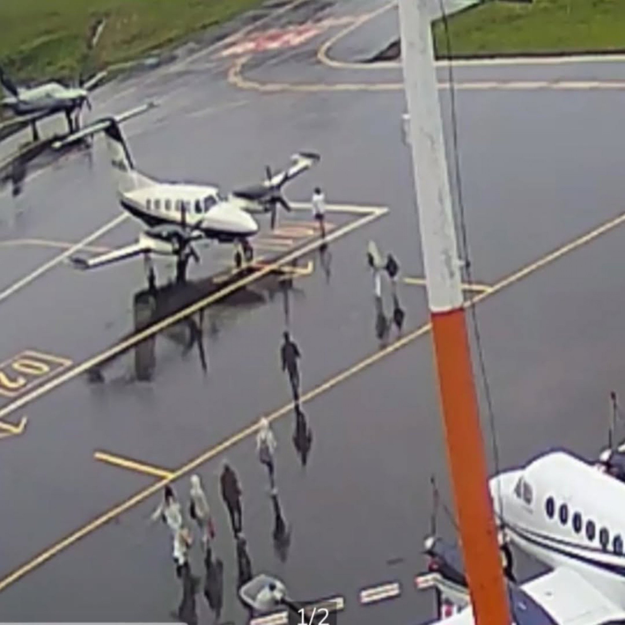 Imagem mostra família Galeazzi na pista do Aeroporto de Canela antes de embarcar no avião que caiu em Gramado