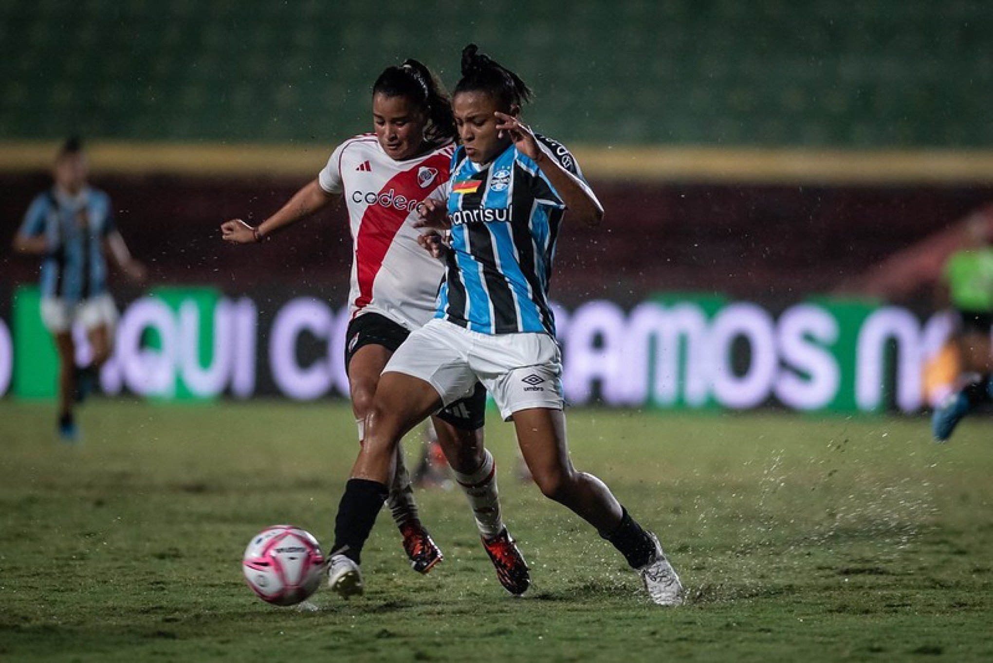 Justiça tem decisão sobre prisão de 4 atletas do River Plate por gestos racistas em partida contra Gurias Gremistas