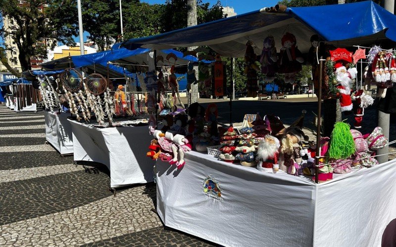 Feira de artesanato natalino ocorre na Praça do Imigrante, no centro de Novo Hamburgo | abc+