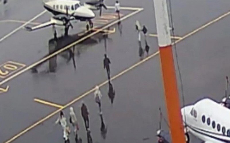 Imagem de câmera de segurança mostra família Galeazzi em direção ao avião, no aeroporto de Canela | abc+