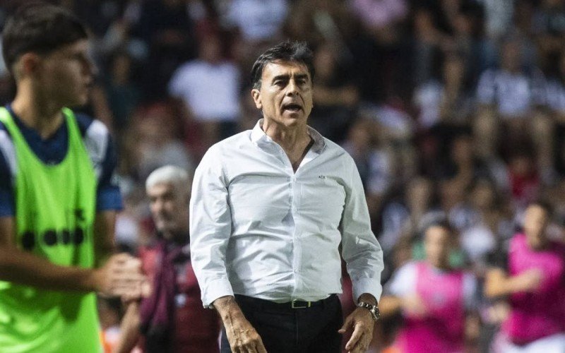 Gustavo Quinteros, técnico do Vélez Sarsfield-ARG, pode pintar no Grêmio  | abc+