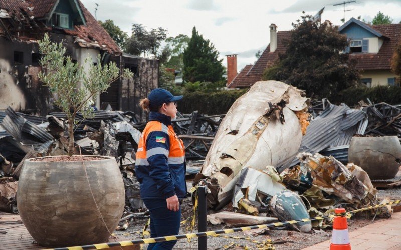 Sobrou apenas uma pequena parte da fuselagem da aeronave após a colisão e explosão | abc+