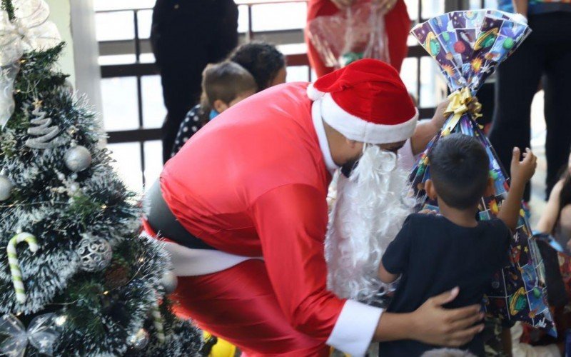 Papai Noel da prefeitura entrega presentes a crianças do Abrigo Municipal de Esteio