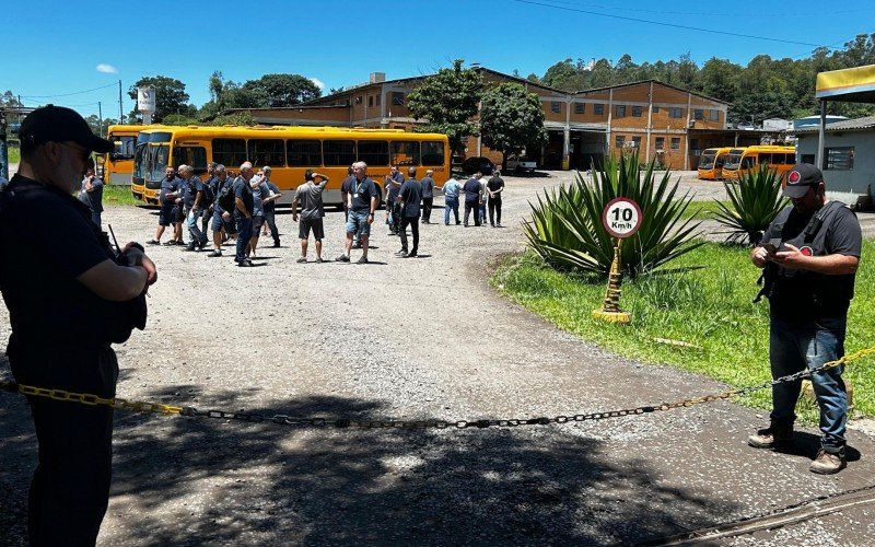 Paralisação de motoristas da Visac-RS em Novo Hamburgo ocorre em função da falta de pagamento do adiantamento salarial | abc+