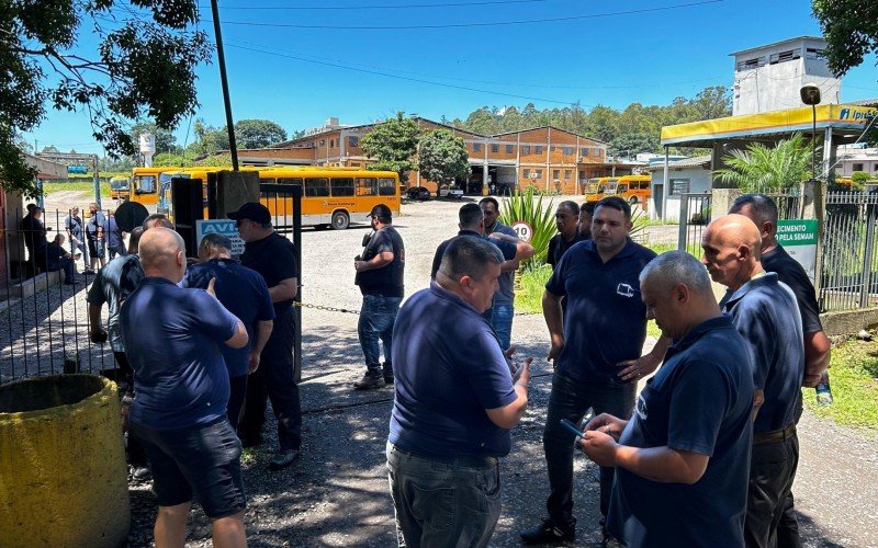 Paralisação de motoristas da Visac-RS em Novo Hamburgo ocorre em função da falta de pagamento do adiantamento salarial | abc+