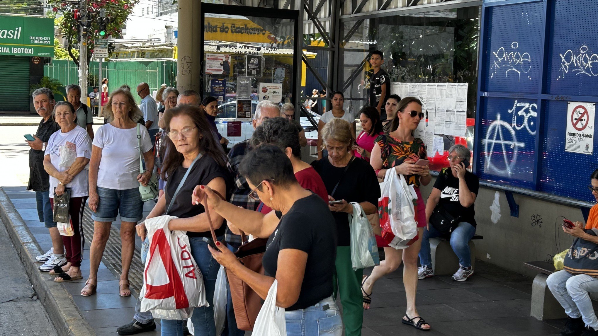 Paralisação de motoristas da Visac-RS causa transtornos e paradas lotadas em Novo Hamburgo