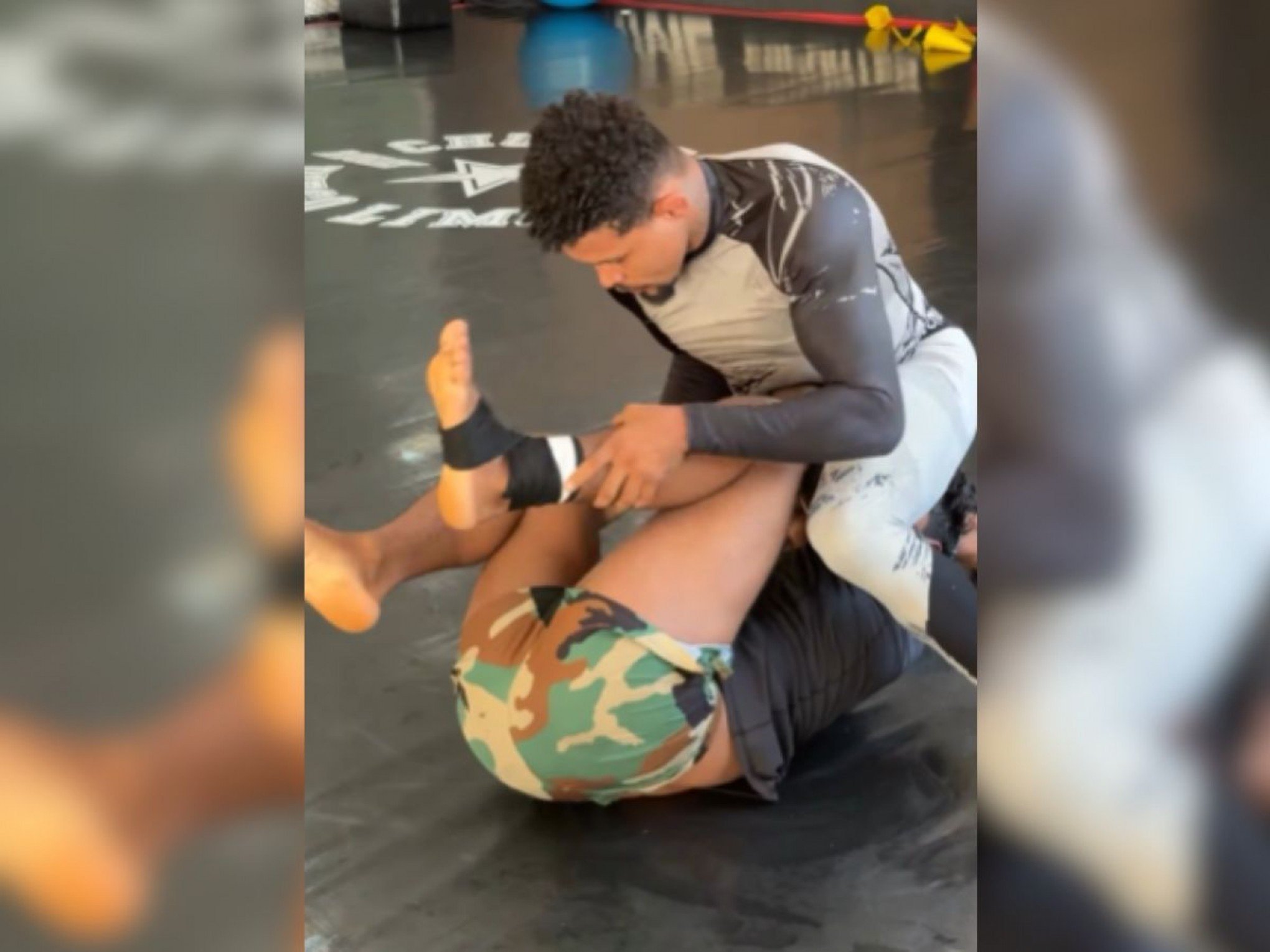 Lutador brasileiro compartilha vídeo após fraturar o pênis e passar por cirurgia de emergência