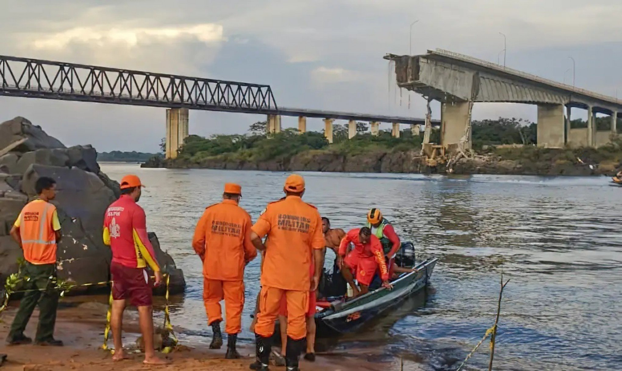 Queda da ponte: Marinha aciona aeronave, embarcações e mergulhadores nas buscas por desaparecidos