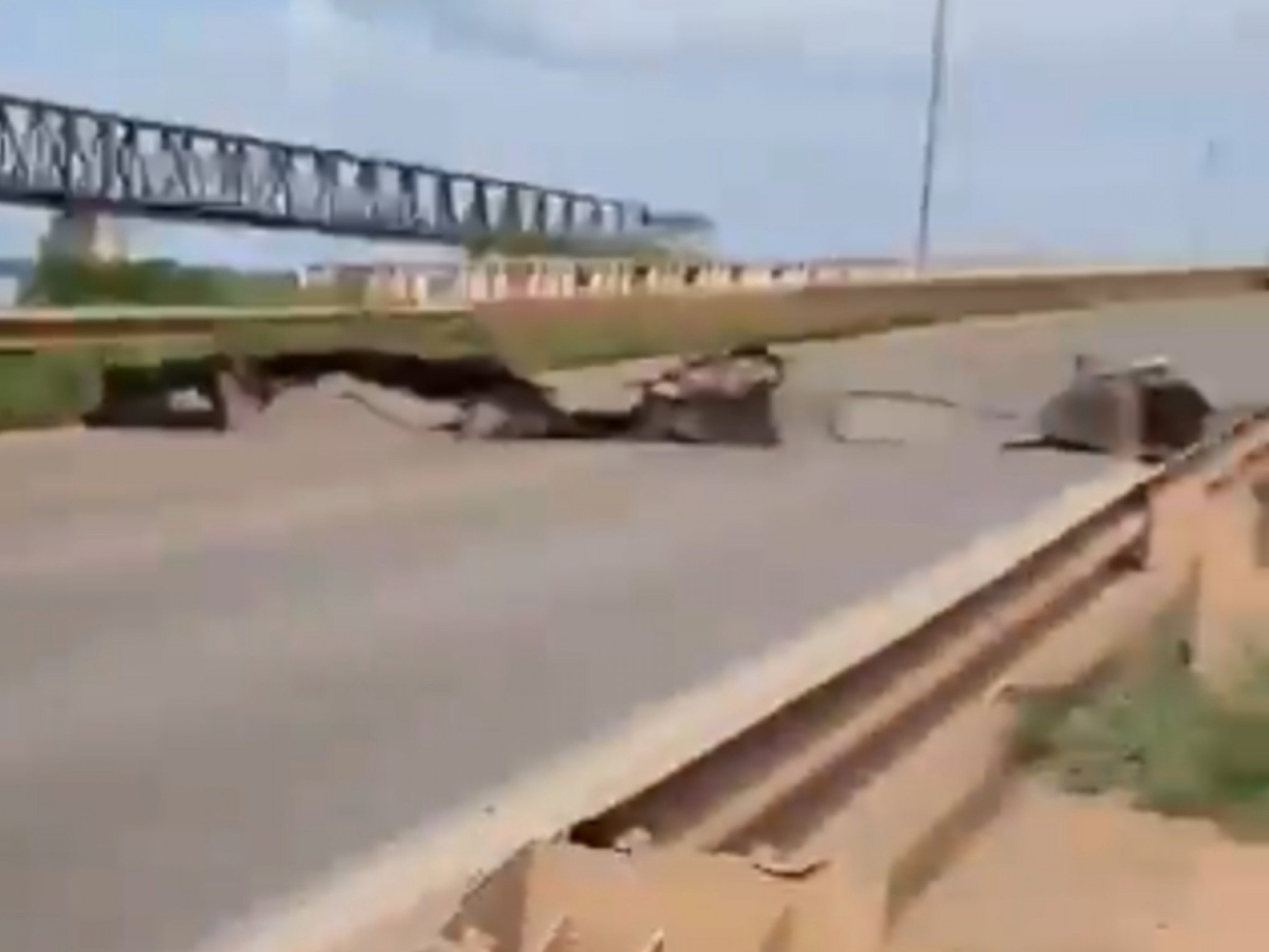 VÍDEO: Veja o exato momento em que ponte racha e desaba sobre rio; há mortos e feridos