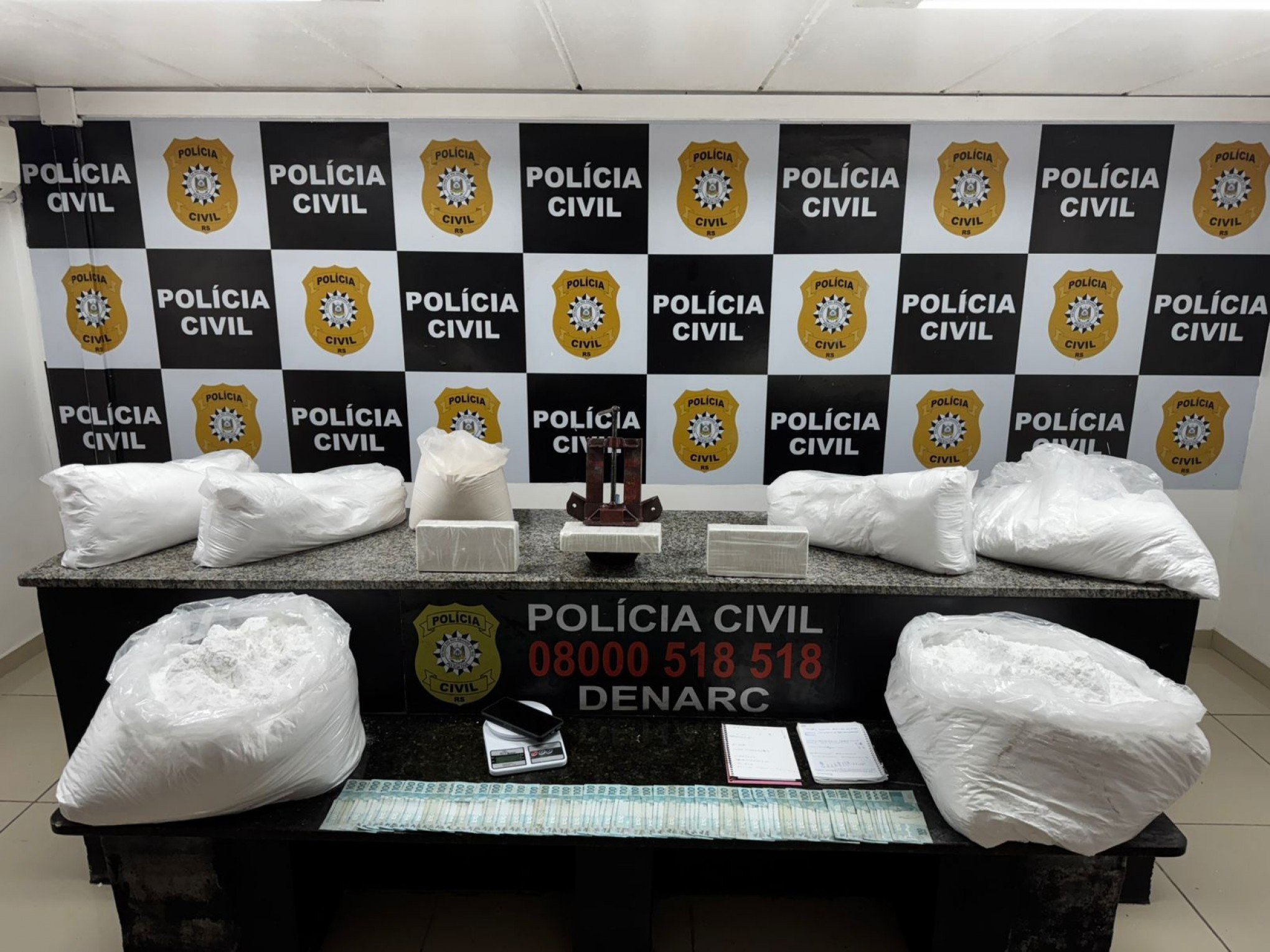 Homem em prisão domiciliar é flagrado com mais de 75 quilos de insumos para produção de cocaína