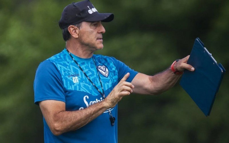 Gustavo Quinteros, cotado para assumir o comando técnico do Grêmio | abc+