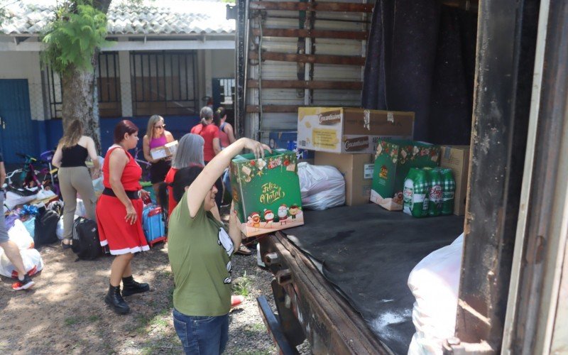 Voluntários se mobilizaram para entregar presentes a famílias carentes da Vila Progresso, na véspera de Natal