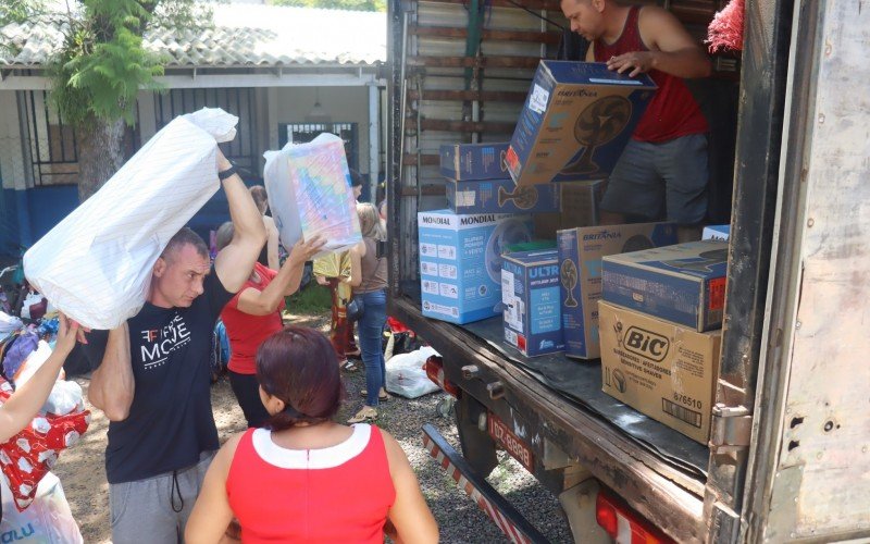 Voluntários se mobilizaram para entregar presentes a famílias carentes da Vila Progresso, na véspera de Natal