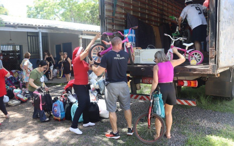 Voluntários se mobilizaram para entregar presentes a famílias carentes da Vila Progresso, na véspera de Natal